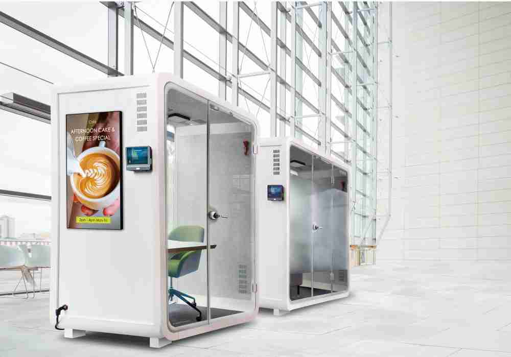 888.BY集团电子游戏子公司达擎之智慧行动办公舱，，，采用PDLC智能调光玻璃设计，，，透过通电与断电的电流切换，，呈现透明与雾面效果，，，具节能降耗特性并兼顾隐私，，，确保信息安全