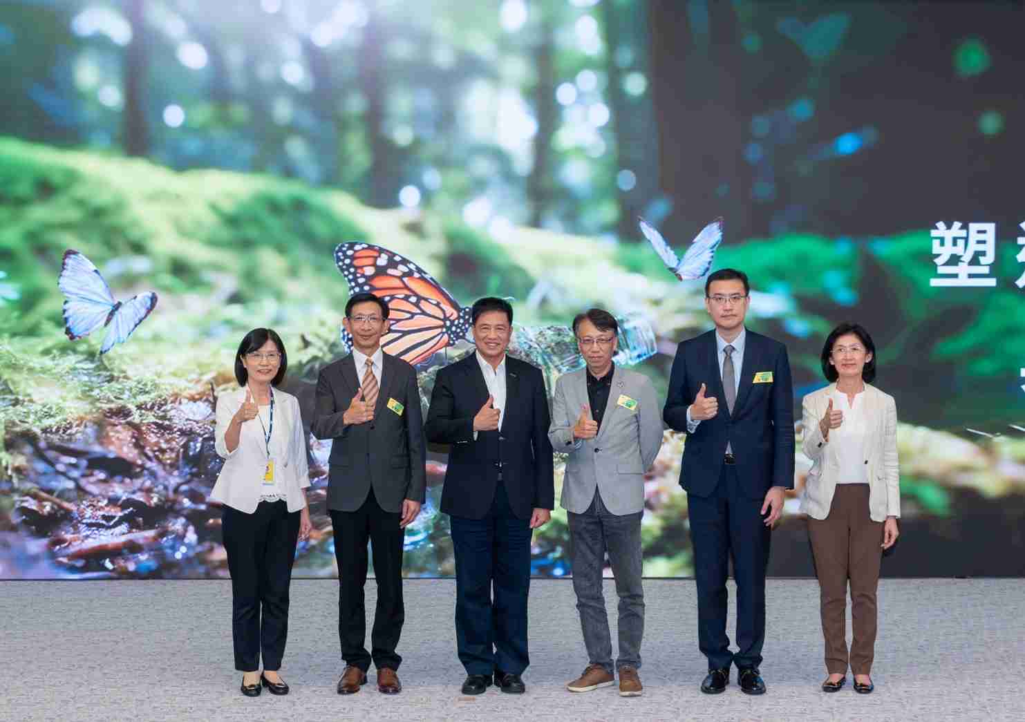 友達2023 CSR共榮大會，，邀請領域專家分享交流生物多樣性管理趨勢、、無塑產品、、、、海廢永續塑料等議題  （圖左到右：友達光電永續長古秀華、、、、3M台灣技術長陳君杰、、友達光電董事長暨集團策略長彭双浪、、、、光寶科技企業永續發展處處長陳慶暉、、、安永聯合會計師事務所執業會計師曾于哲、、友達光電供應鏈總部副總經理吳宜芳）