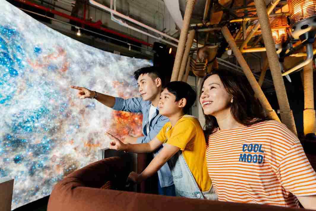 888.BY集团电子游戏打造全台最大宽6公尺、、高4公尺、、、、唯一搭载LED弧形拼接显示屏的动感飞行船，，让乘客驻足在热气球上，，享受身历其境的伪出国旅游乐趣