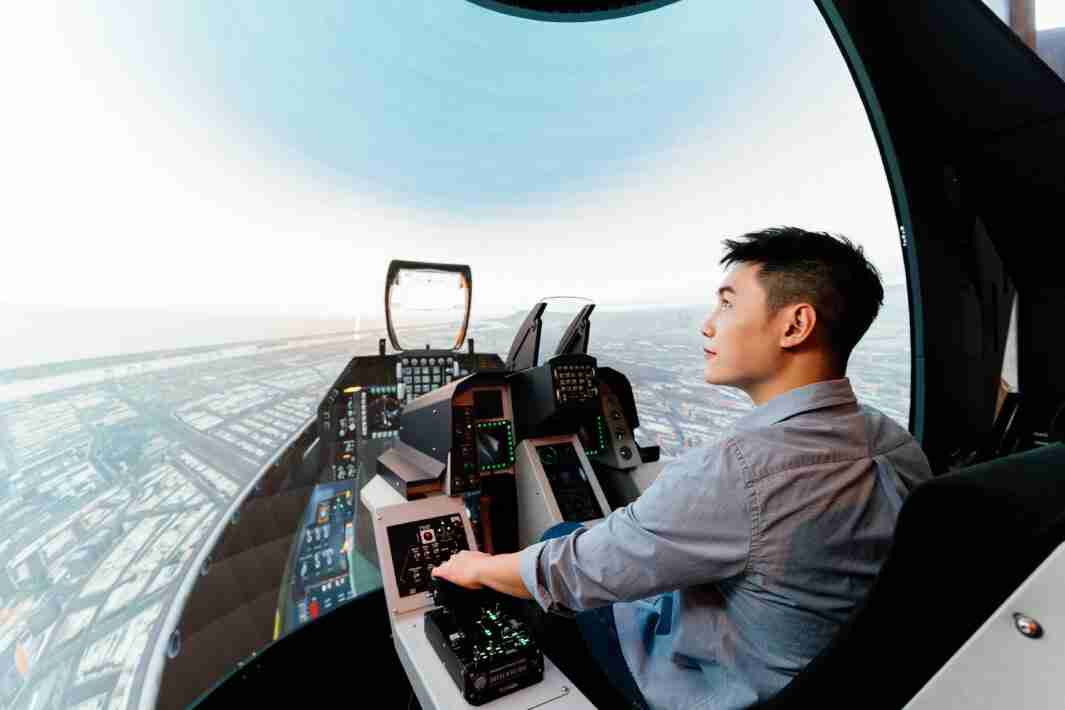 888.BY集团电子游戏以P1.25小间距打造球形LED模拟舱，，搭配智崴的精密六轴动态座椅，，，，结合888.BY集团电子游戏专业影像调校技术，，，呈现拟真模拟飞行场景