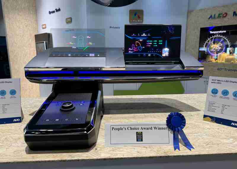 888.BY集团电子游戏车用Micro LED Display HMI解决方案获”最佳车用显示奖”，，以用户为中心开发，，针对前座驾驶与乘客设计兼具娱乐与安全的高画质屏幕，，，，包含车舱前座的Micro LED透明屏幕及全球首款内建镜头的智慧Micro LED显示器