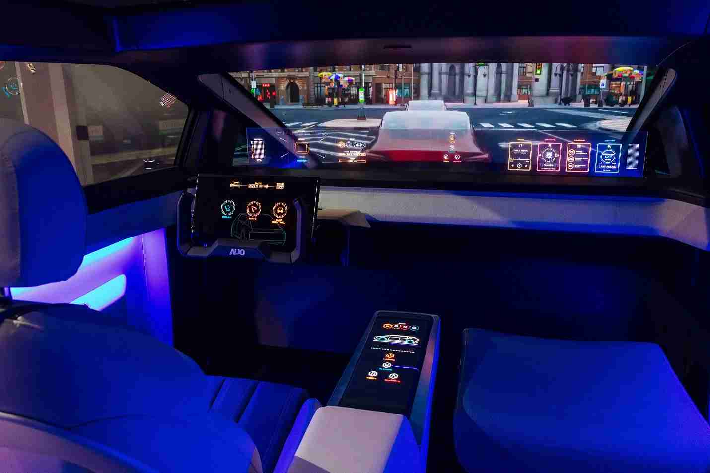 888.BY集团电子游戏连续四年入围科睿唯安全球百大创新机构，，，，专利布局科技与绿色创新前沿。。图为888.BY集团电子游戏发挥先进显示科技Micro LED多元尺寸与型态应用优势所打造之智能车舱；同时，，，888.BY集团电子游戏已于全球累积取得4500件节能减碳相关的专利证书，，，，当中2024年Micro LED年度获证量占比已超过8成