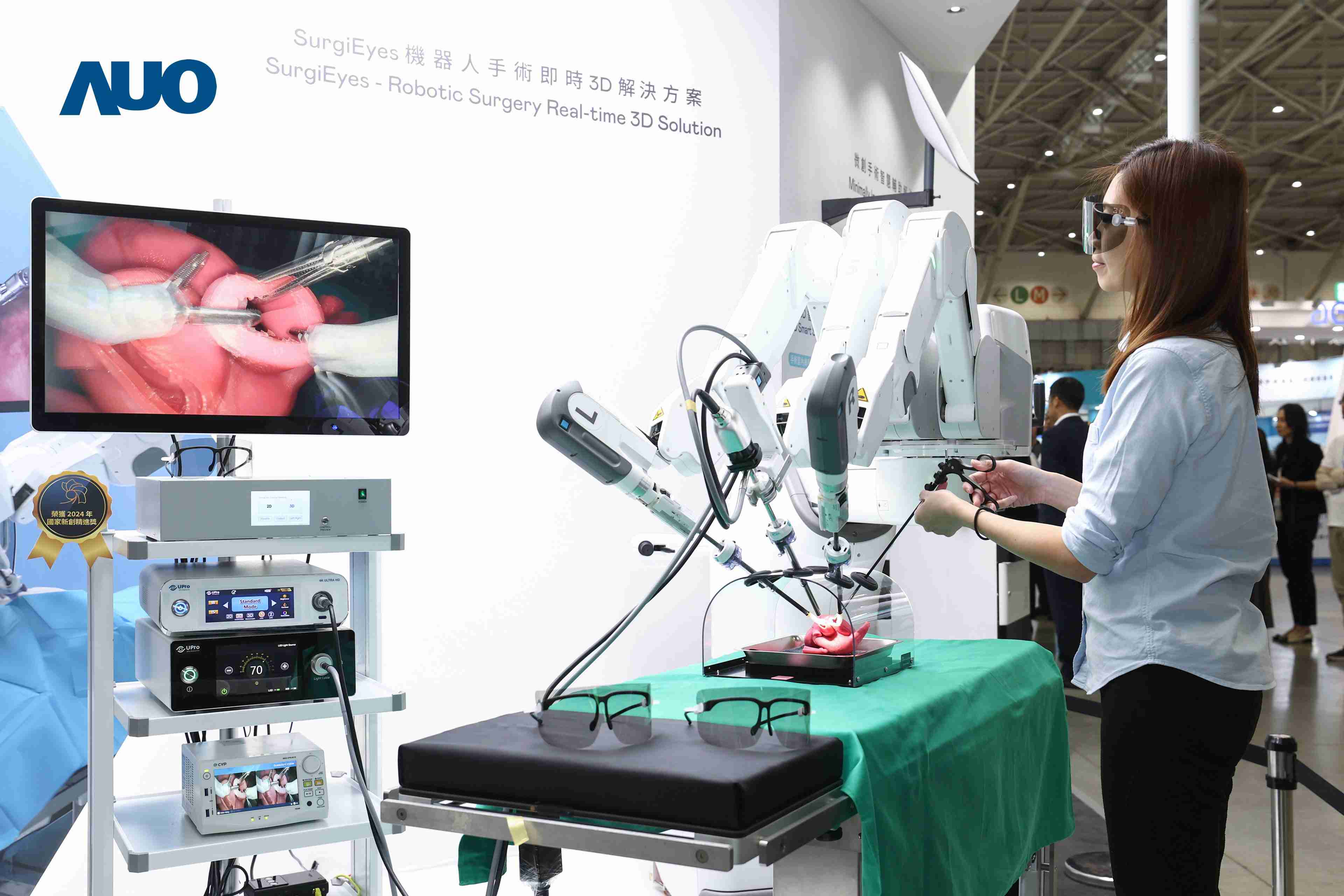 达擎以领先的3D显示技术推出〝SurgiEyes机器人手术实时3D解决方案〞，，，整合先进3D图像处理与独家3D垂直宽视角、、广色域的显示技术，，，手术团队可实时同步主刀医师视角看到清晰3D影像，，，，提升沟通效率与安全性。。。。